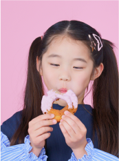 お菓子を食べる少女